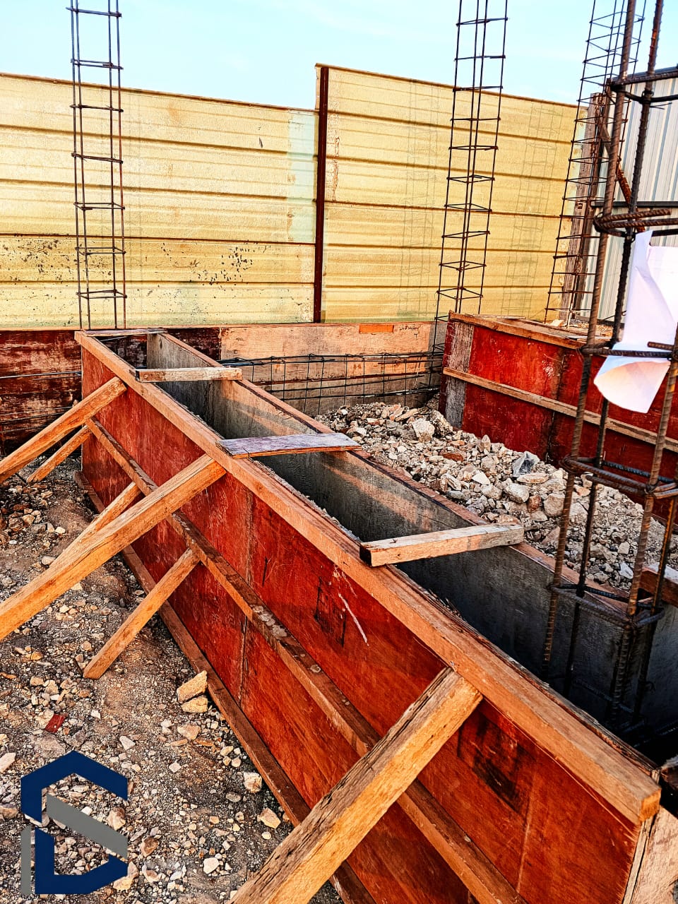 Fundação e armação de obra