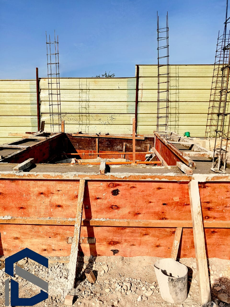 Execução de fundações e estruturas numa obra Sakueka
