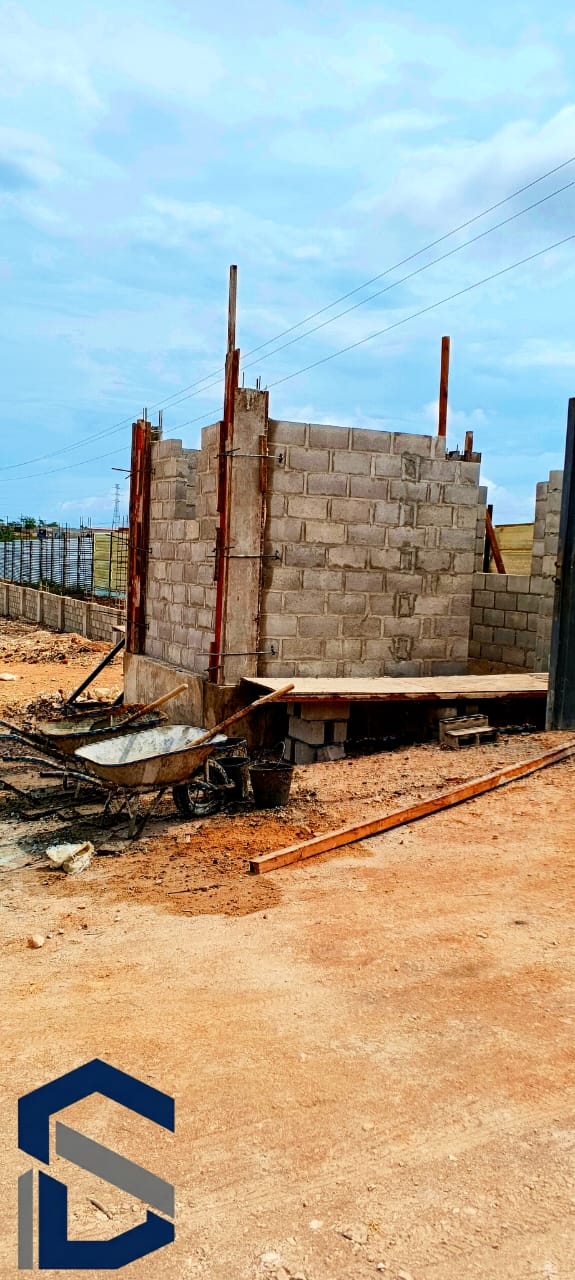 Obra de alvenaria em andamento